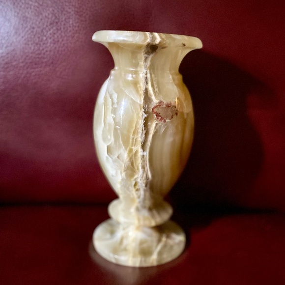 Decorative Onyx Vase 9” Hight hand caved multi-colors - Picture 4 of 10